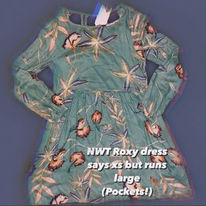 Scoopneck NWT teal Roxy dress has pockets